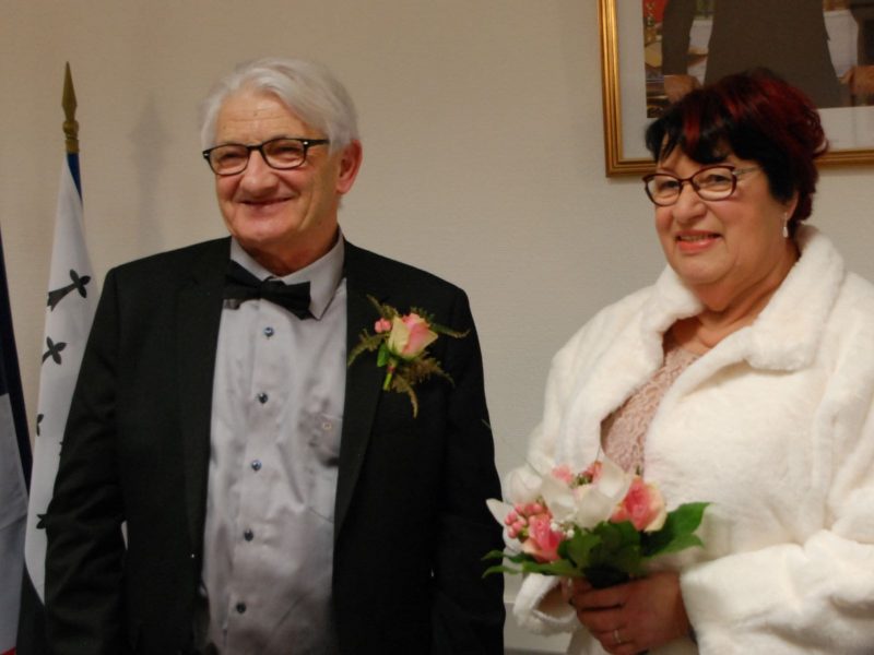 50 ans de mariage mairie bouquet de fleur mariés